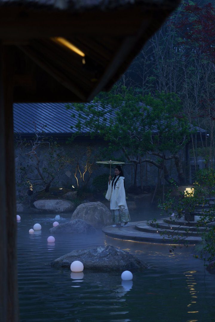 夜色庭院 / 中心湖景